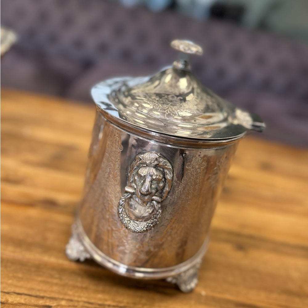 Stunning silver plated large footed bisc box with lions - Picture 1 of 17